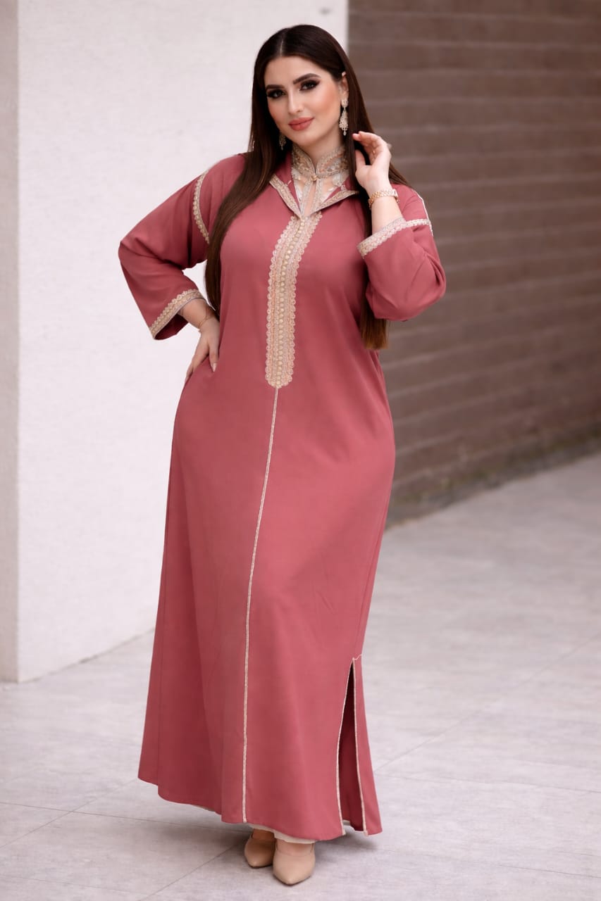 إطلالة رائعة لجلابة تقليدية أنيقة بزواق المعلم