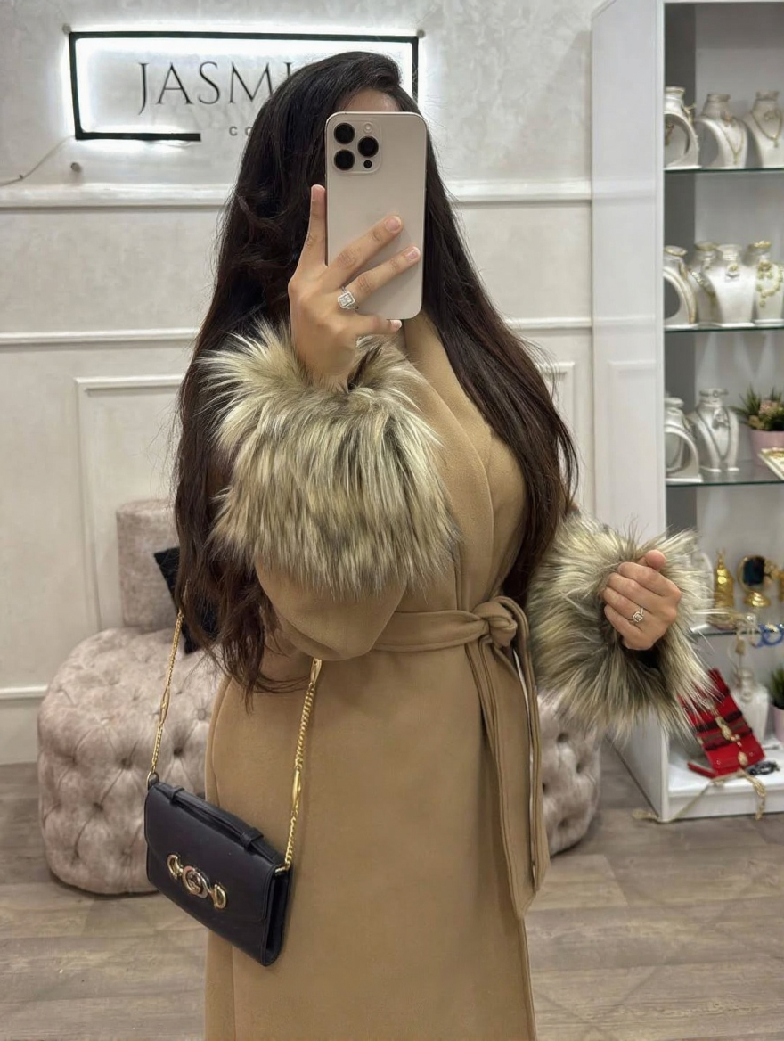 معطف فخم بلمسة فرو