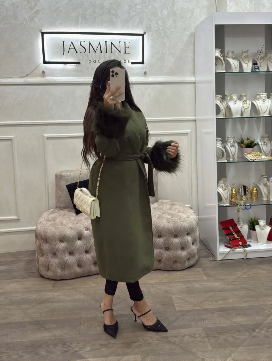 معطف فخم بلمسة فرو